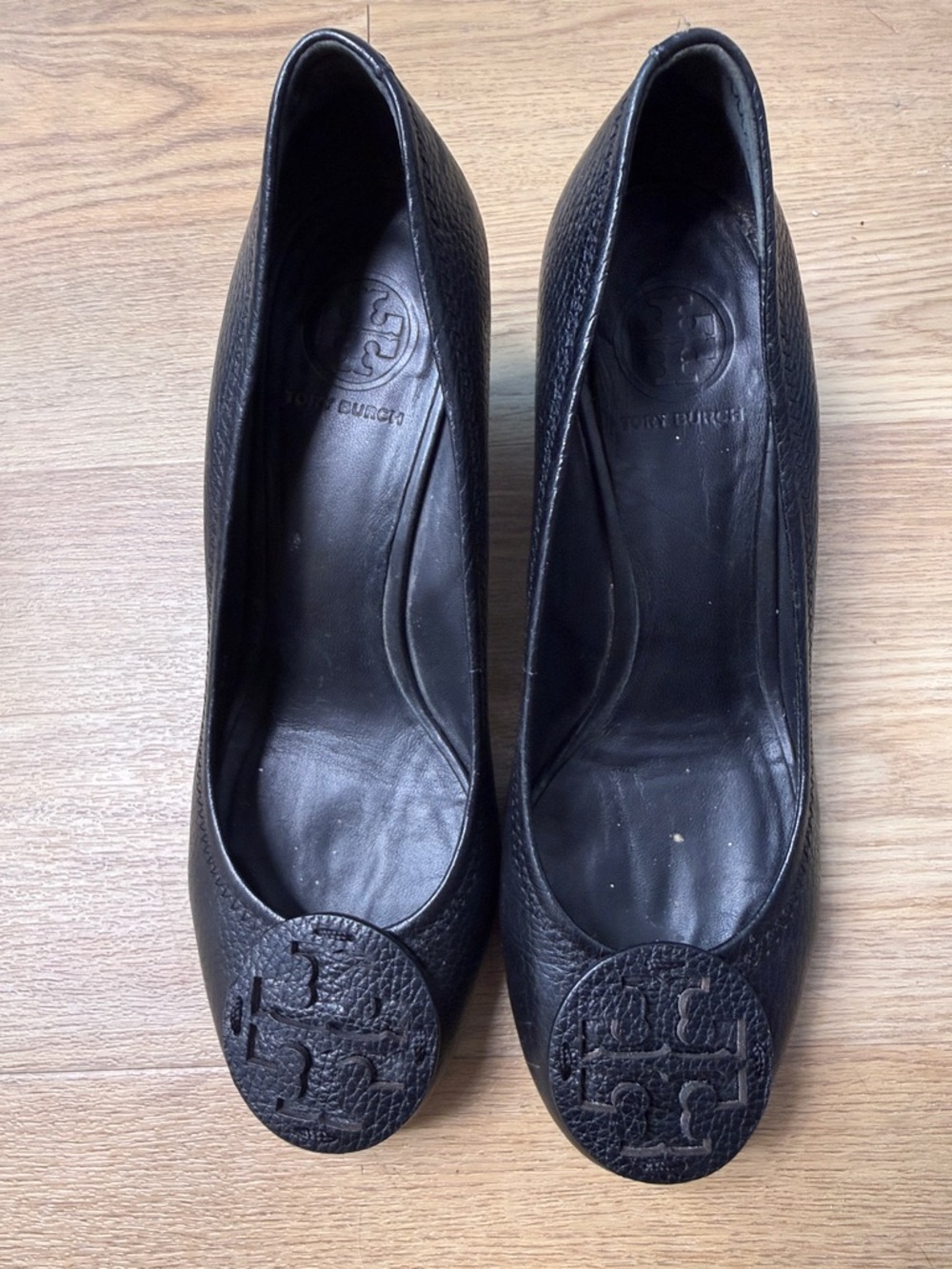Tory Burch Black Pebbled Leather Wedge Pumps with Logo Emblem - Picture 6 of 10